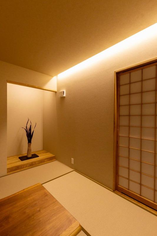 床の間のある和室。間接照明で落ち着いた空間に。
