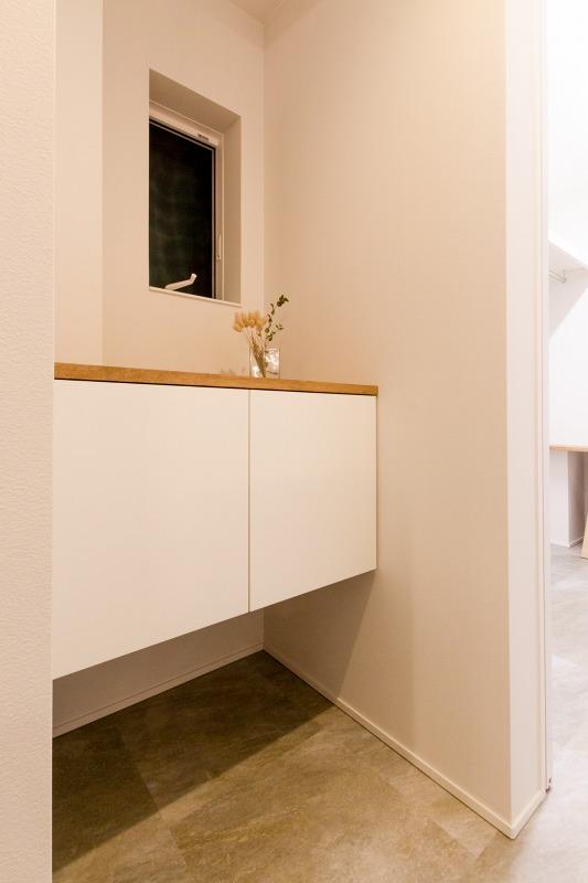 猫ちゃんのトイレスペース。収納の下に換気扇が仕込んであります。