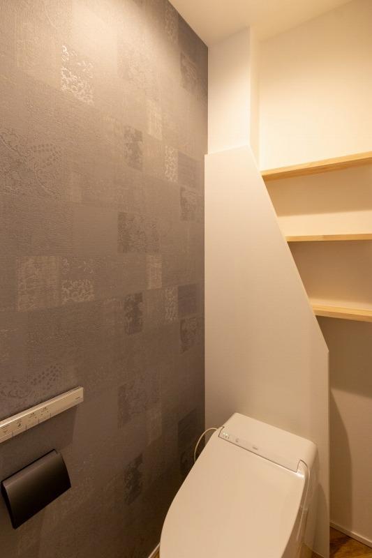 トイレの収納。隠したいものは壁の後ろに。