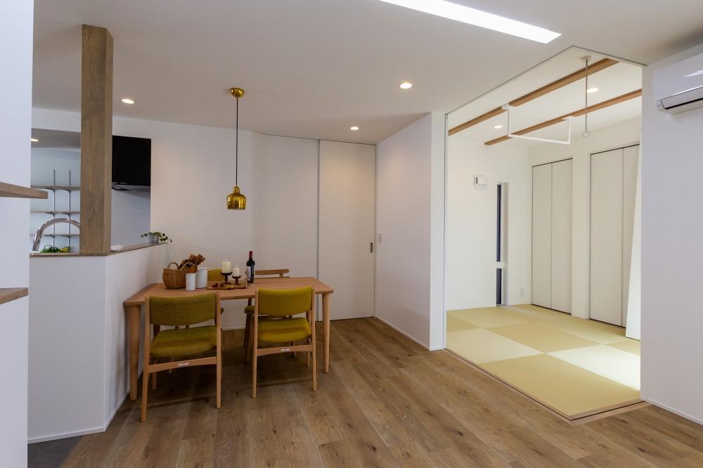 リビングの隣に畳スペース。建具を閉めると独立した部屋に。