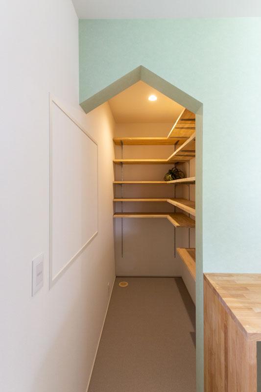 三角屋根を抜けるとたっぷり収納できるパントリー　