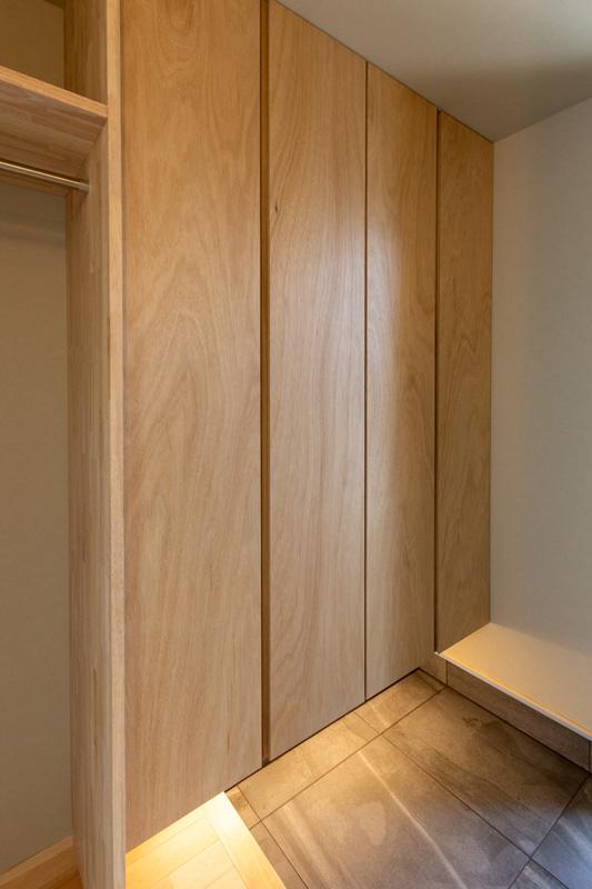 玄関靴箱ほか、建具は無垢材を使ってほっこり優しい雰囲気に