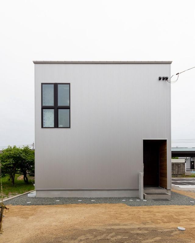 箱型のシンプルな外観