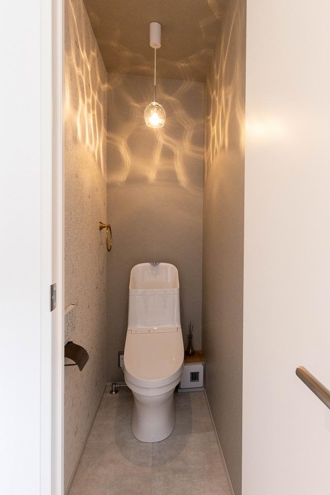 ゆらゆらたゆたうライトの光。トイレの照明にも安らぎを。