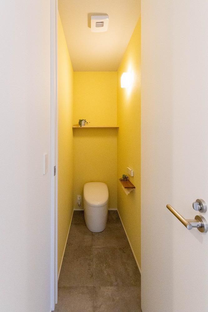 ビタミンカラーが素敵。夜中のトイレは入り口足元にあるセンサーライトが活躍◎
