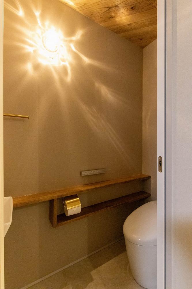 トイレの棚は造作で。