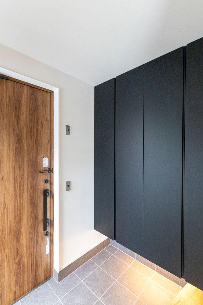 収納建具は黒でスタイリッシュに。