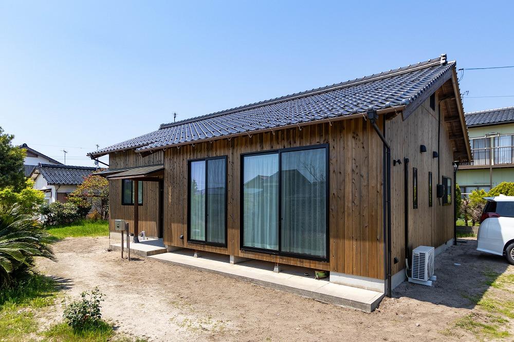 瓦屋根はそのまま残し、外壁・サッシを取り替えました。