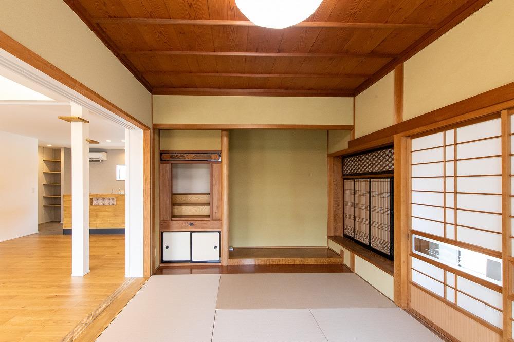 和室は8帖から6帖にサイズダウン。床の間、お仏壇はそのままに。