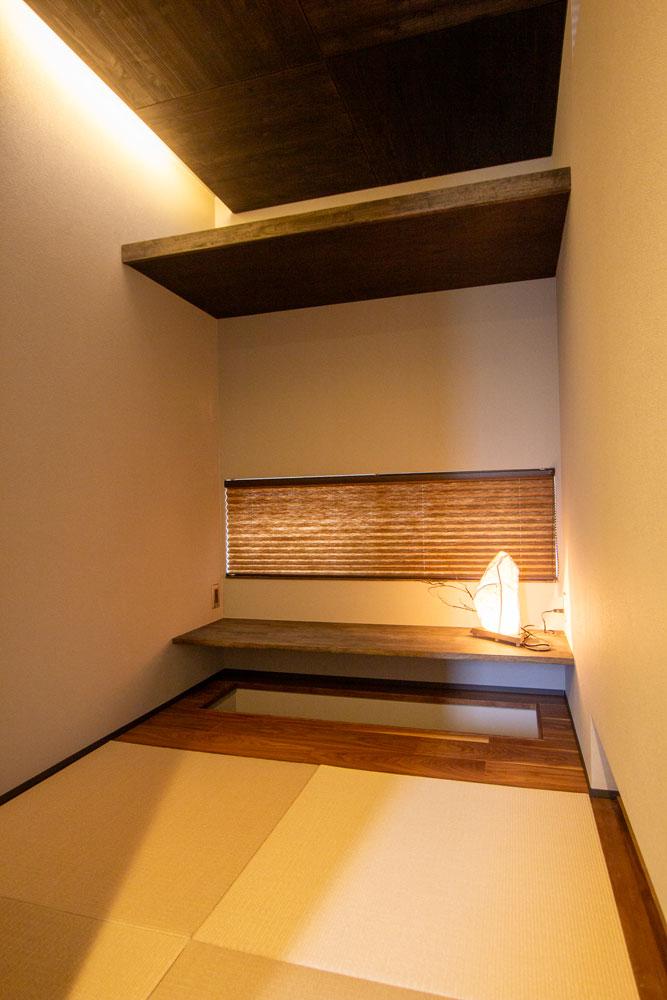 掘りごたつ式カウンターがある小部屋