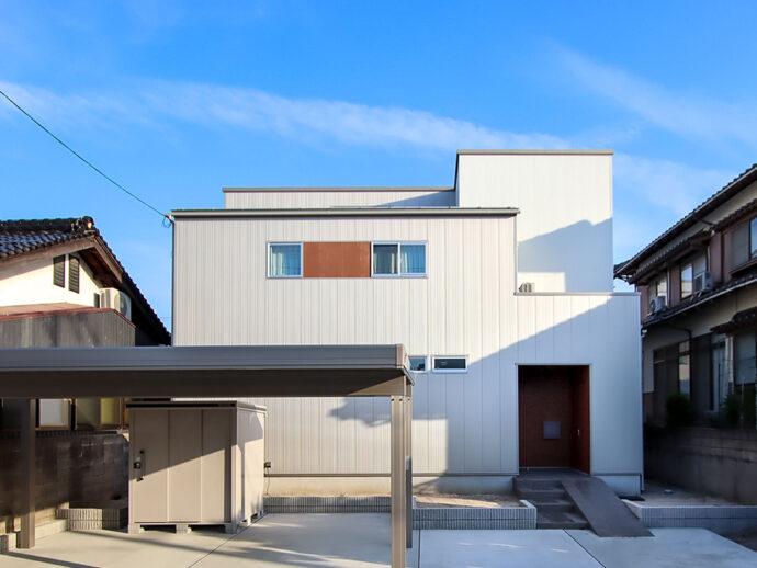 大きなピアノがあるお家の外観。新築・注文住宅・リフォーム・リノベーションなら鳥取県米子市の地元工務店、小田原工務店にお任せください。