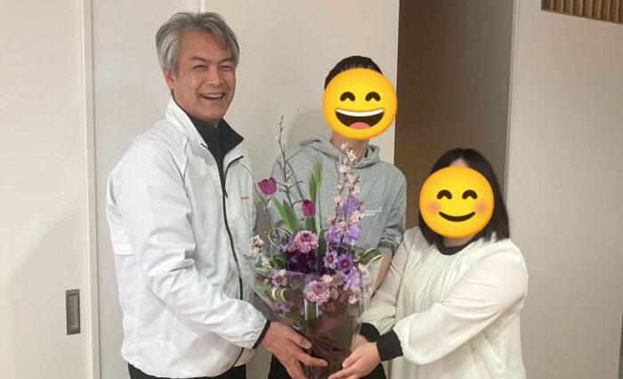 新築・注文住宅・リフォームなら鳥取県米子市の地元工務店、小田原工務店にお任せください。新築注文住宅の平屋、H様邸のお引渡し式ブログ、社長より施主様へお花を贈呈している写真。