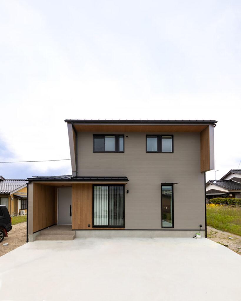 外構はシンプルに。広いコンクリートの広場は子供たちの遊び場です!