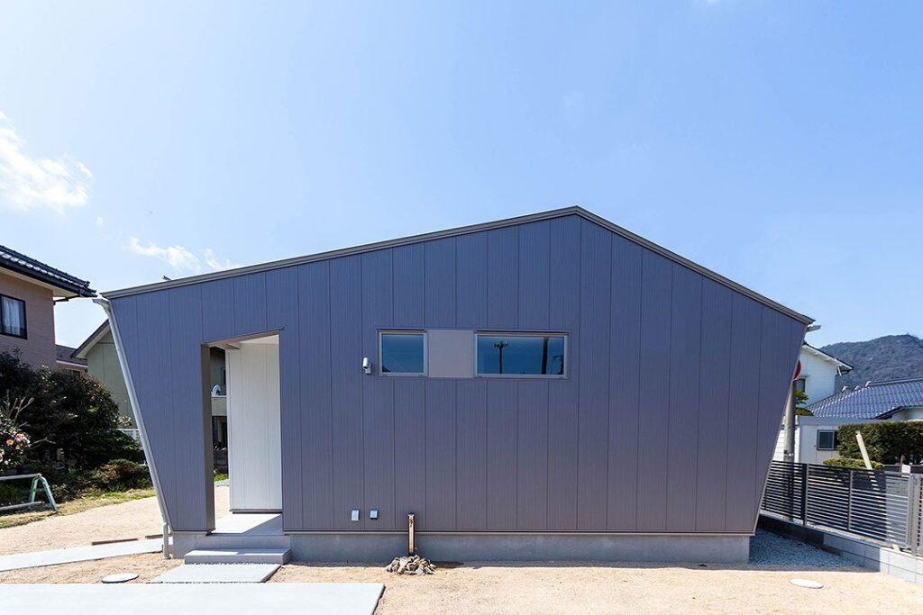 外壁正面はコモンホワイト、側面はメタリックパープルの金属サイディングを使用