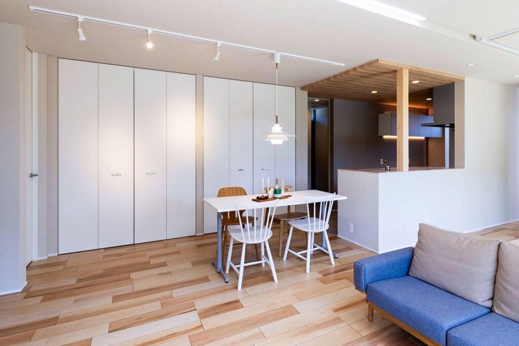 壁面いっぱいの大容量リビング収納!