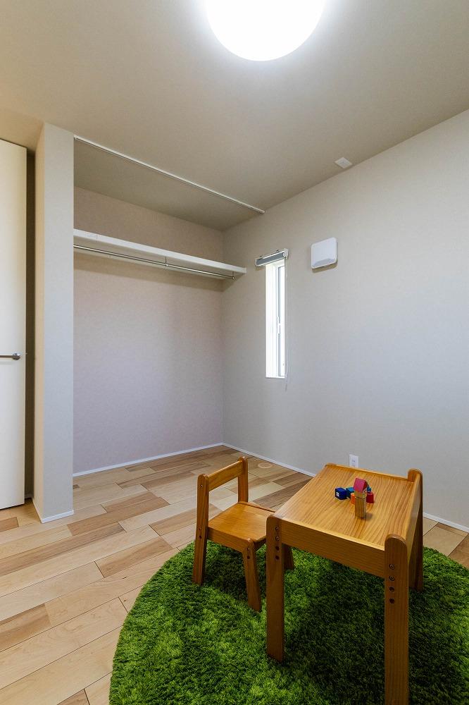 オープンクローゼット付きの子供部屋