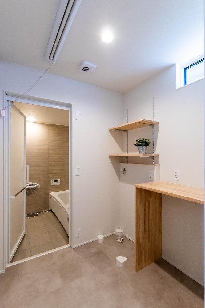 脱衣室の造作カウンター下には既存の収納棚がシンデレラフィット