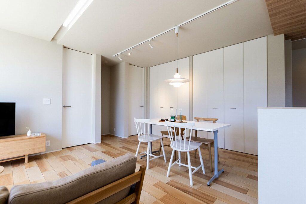 リビング横に寝室を設けることで朝晩の支度もササっと時短に