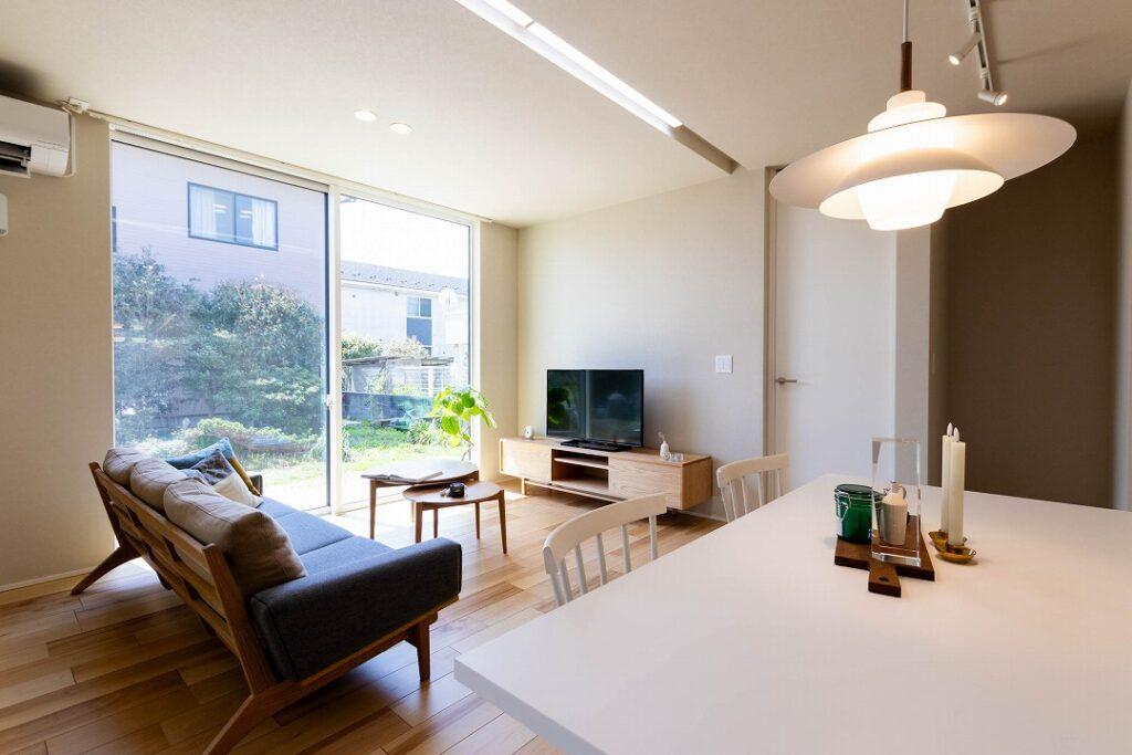 大きな掃き出し窓から日差しの入るリビング