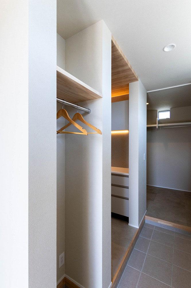 玄関からキッチンへも、クローゼットへも直結できる動線