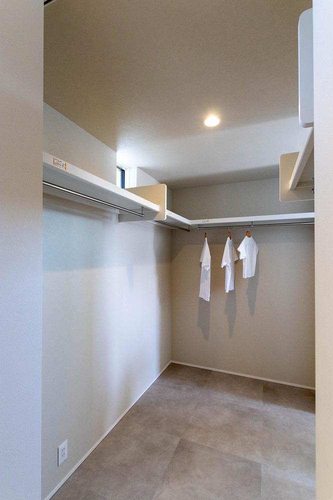 ランドリーから一直線のウォークスルークローゼット
