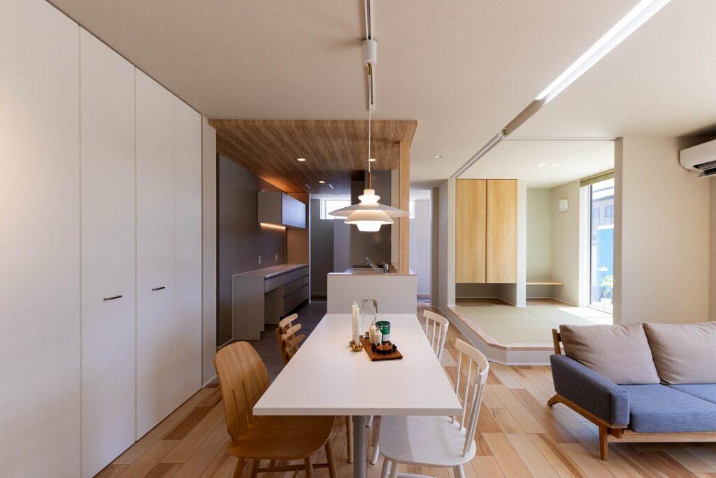 キッチンとダイニングが横並びの家事ラク動線