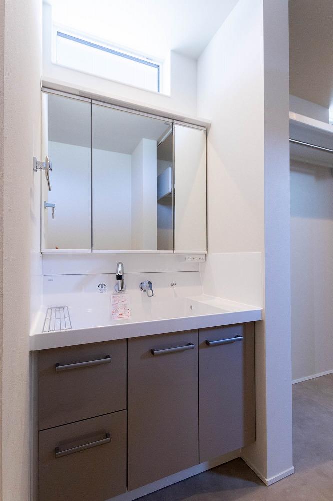 北側の優しい光を採り入れる窓を洗面台上部に