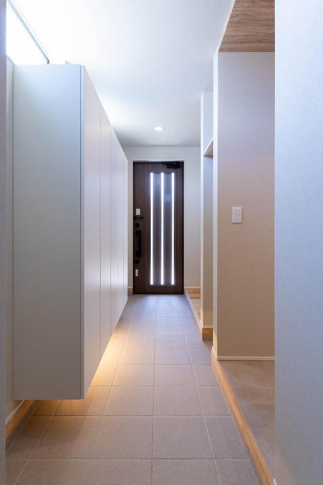 玄関土間にはハイタイプの大容量収納棚