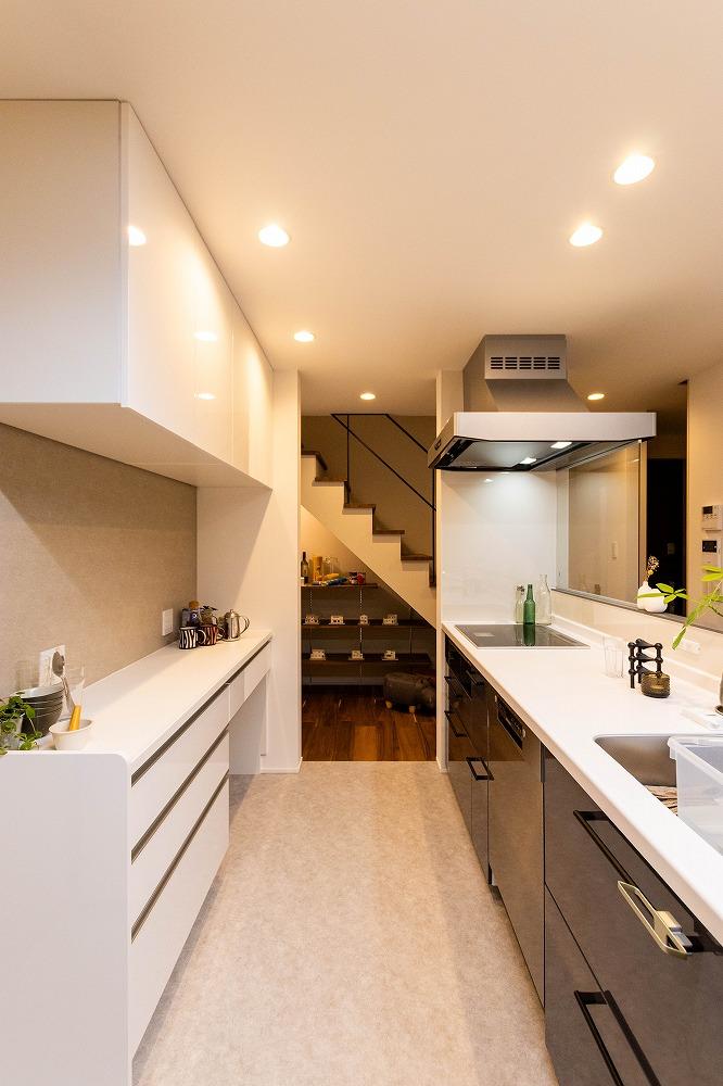 キッチンを中心とした回遊型の生活動線