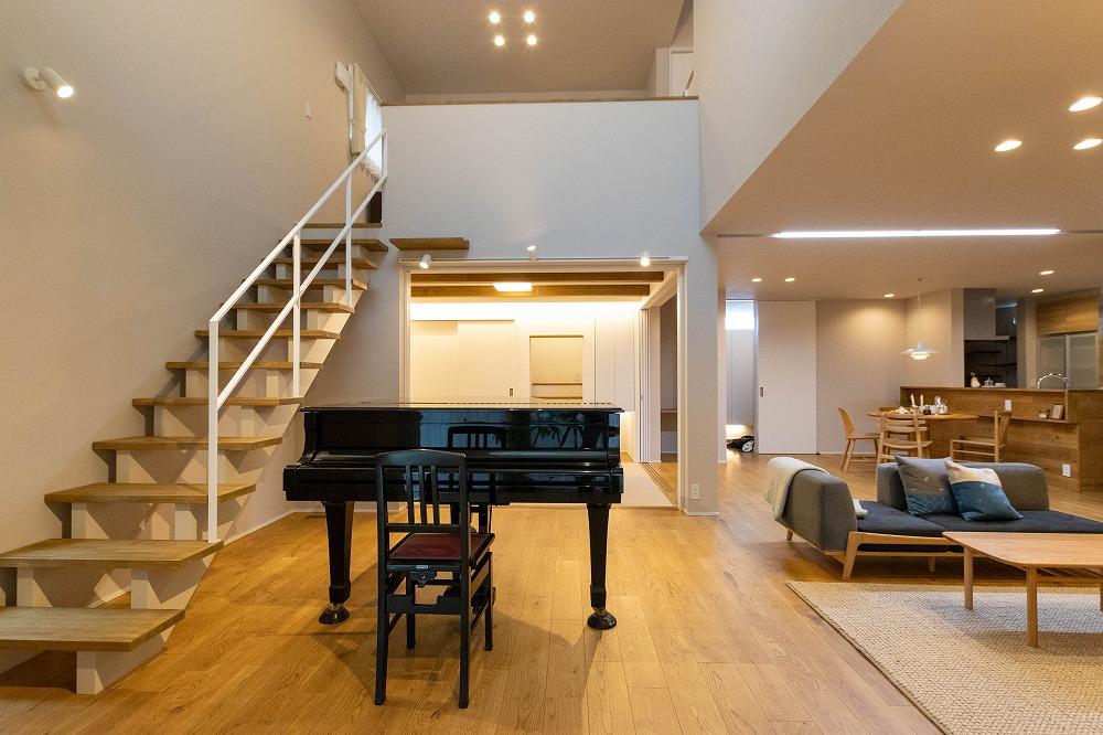 大きな吹き抜けのあるリビングにグランドピアノを置きました。