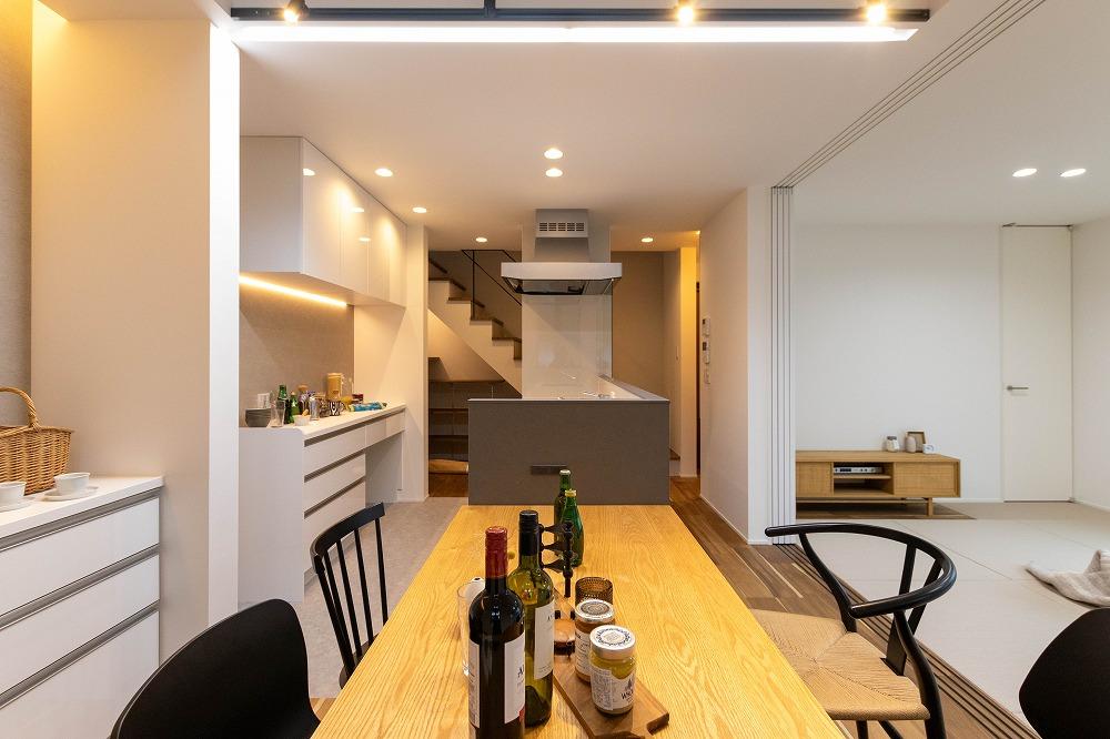 キッチンと横並びダイニング。動線が短いと家事がはかどりますね!