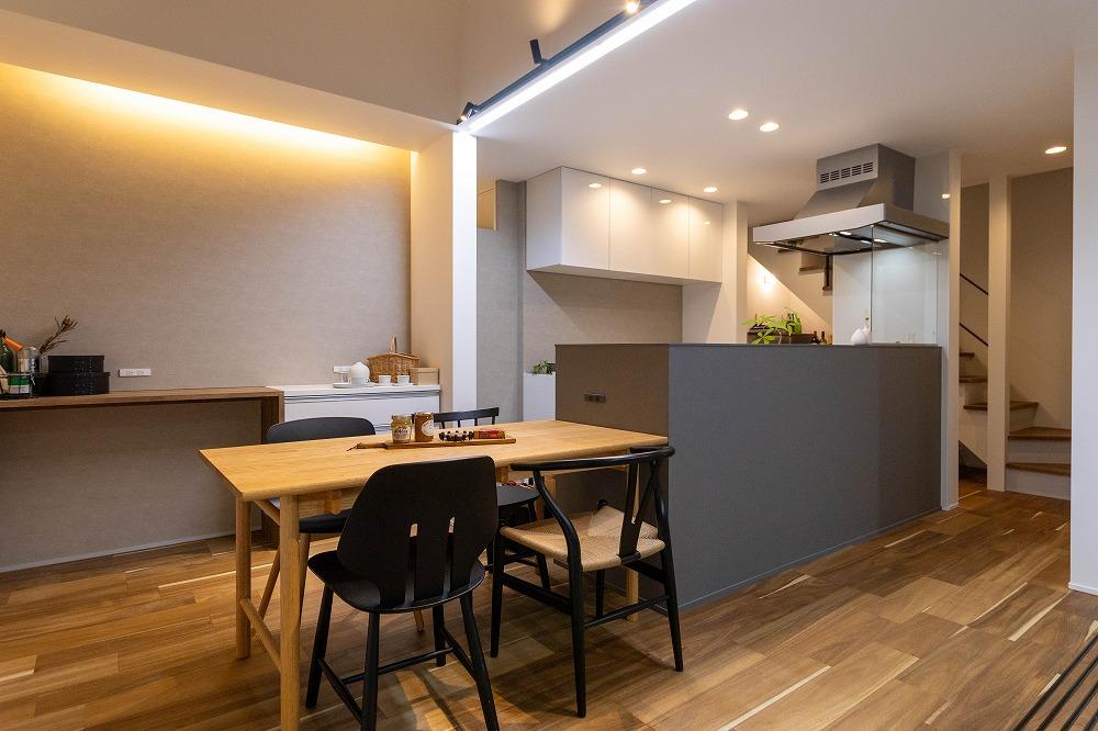 夜は間接照明が優しく空間を包む、落ち着きのある空間。