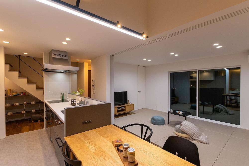 ダイニングと約6帖の畳リビング。