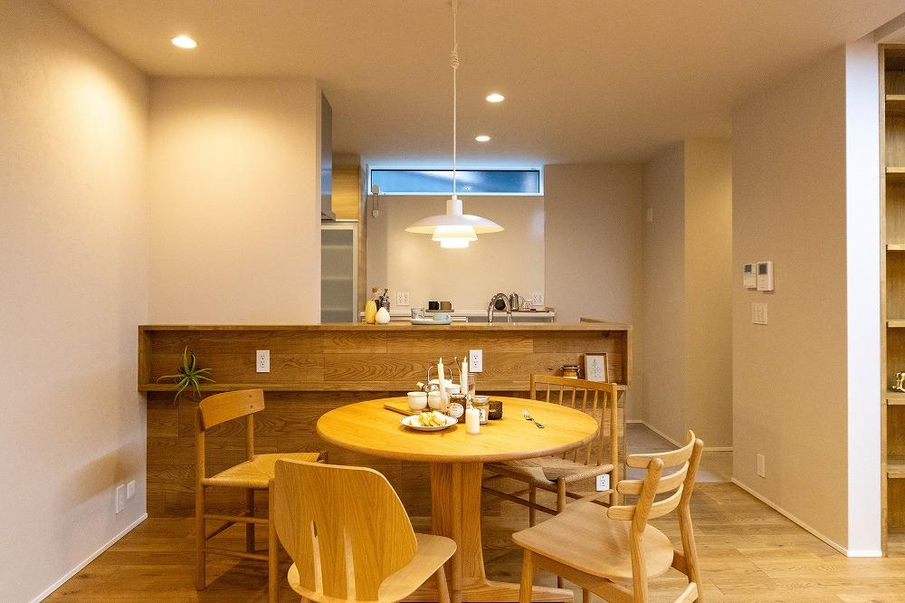 カウンターにニッチな棚。ペンダントライトが優しいダイニングスペース。