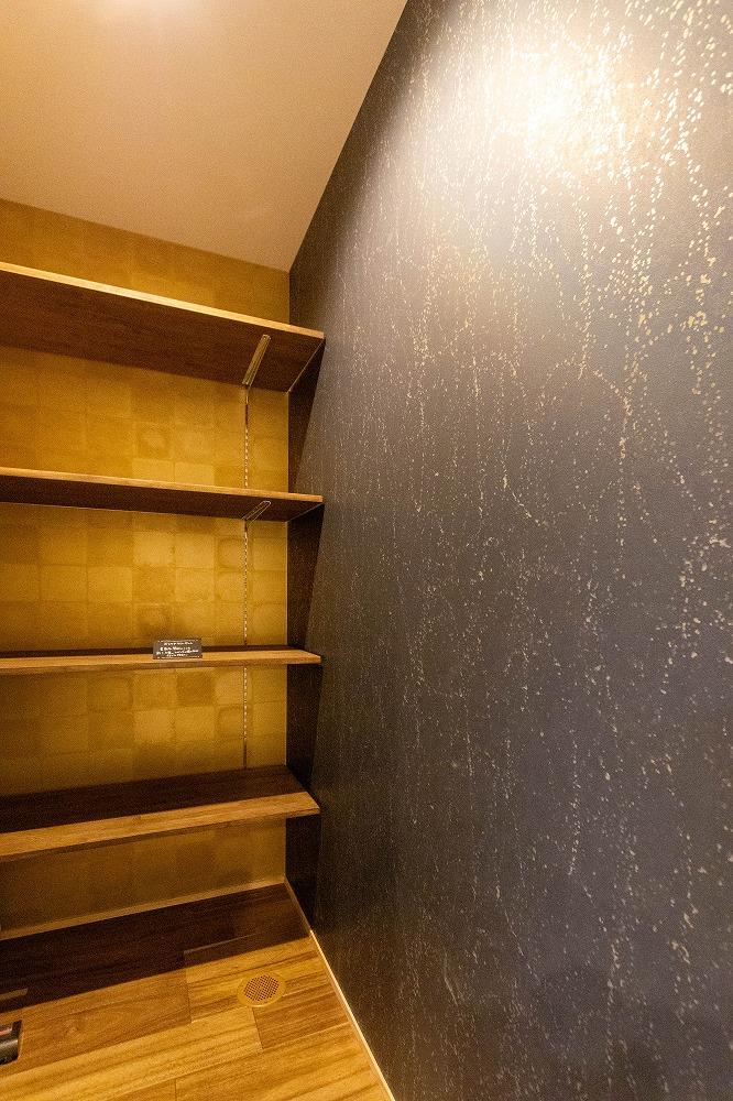 リビング横にあるクローゼット。グレーとゴールドの壁紙で遊びをプラス。