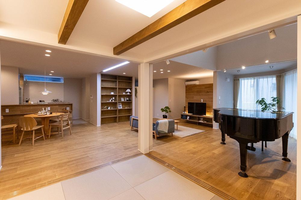 リビングの隣に約6帖の畳スペース。