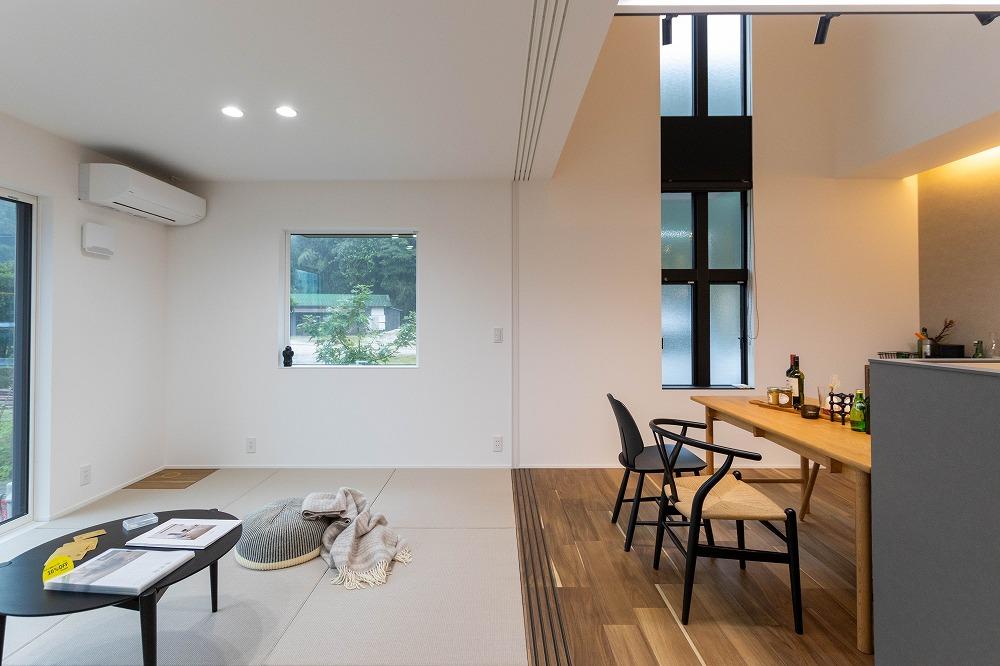 額縁のような正方形の窓 。外の緑を楽しめる絵画のようです。