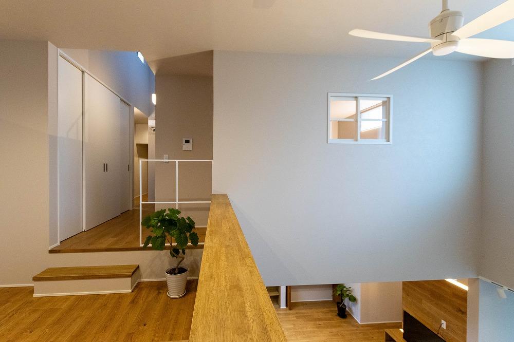 2階ホール。吹き抜けに面した部屋の小窓がカワイイ。