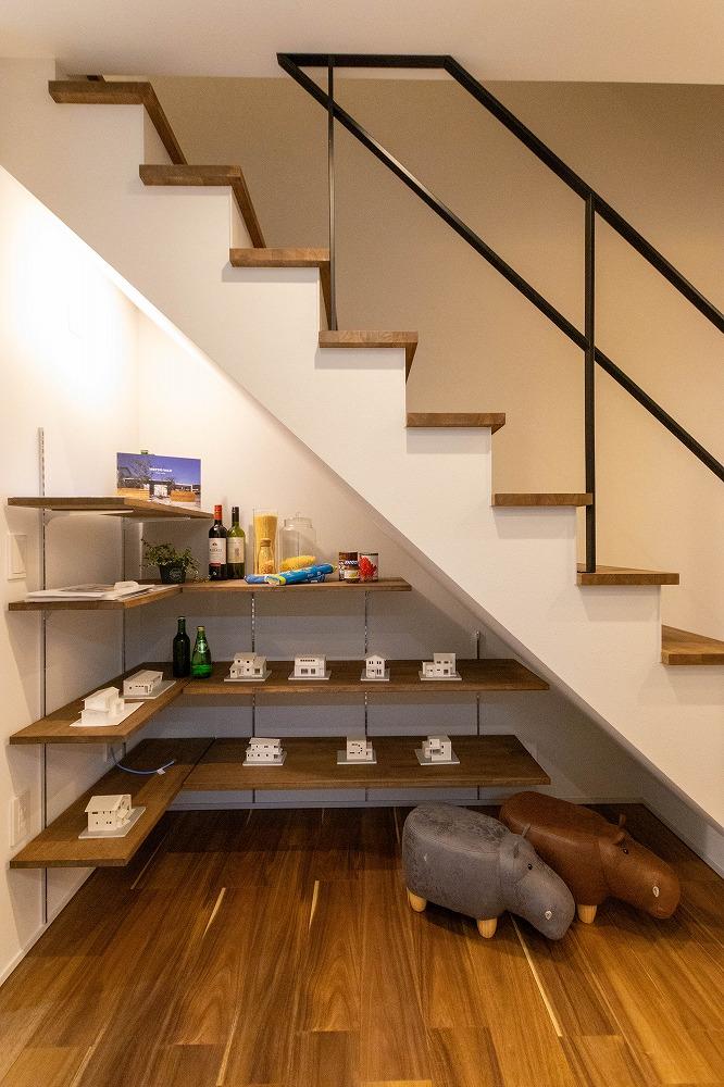 階段下の空間を有効活用。オープンタイプの収納に。