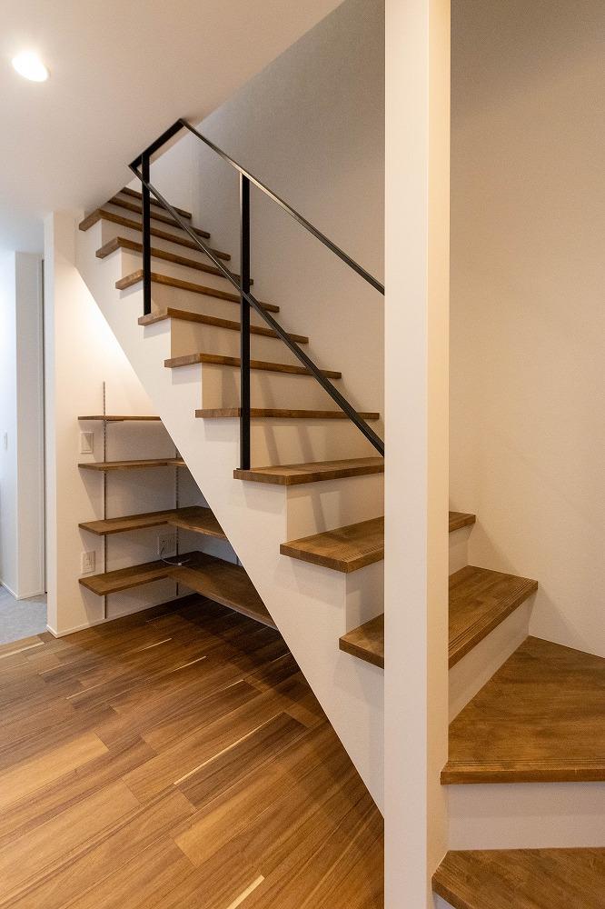 リビング横にある階段。黒いスチールの手すりがアクセント。