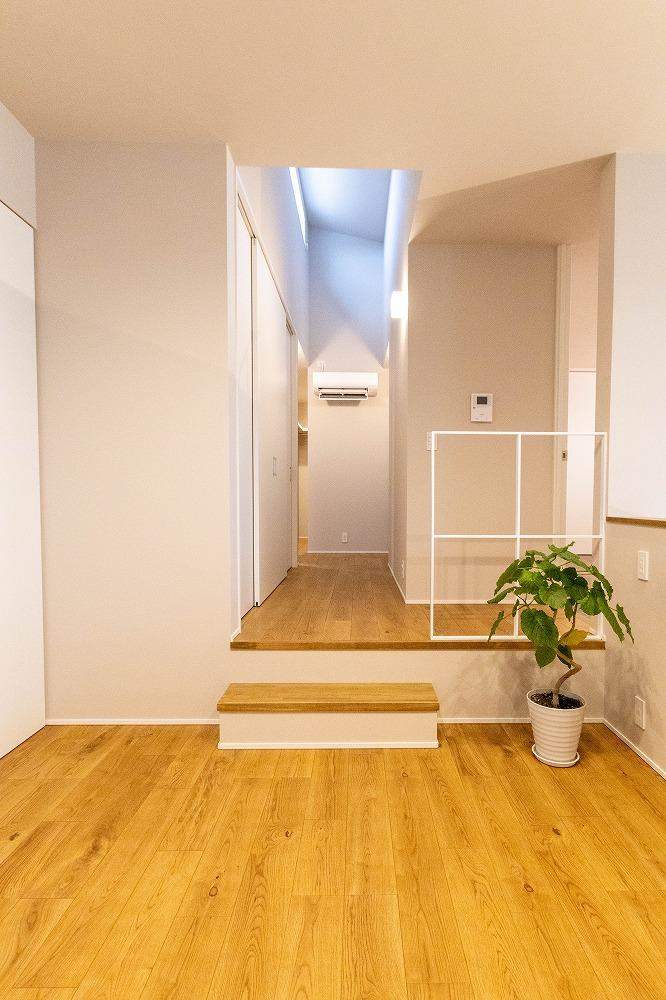 2階ホール。天井から光が落ちる、陰影が美しい廊下。