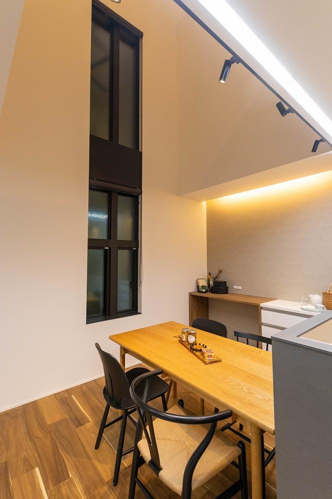 黒色の窓のフレームが空間をおしゃれに。