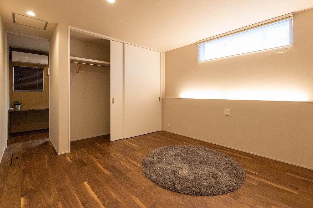 寝室の間接照明。収納も充実。