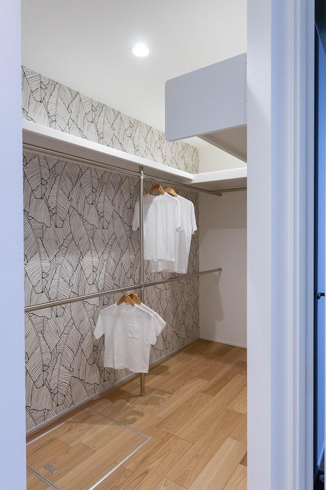 ファミリークローゼット。壁3面にパイプハンガーを設置し収納力抜群。