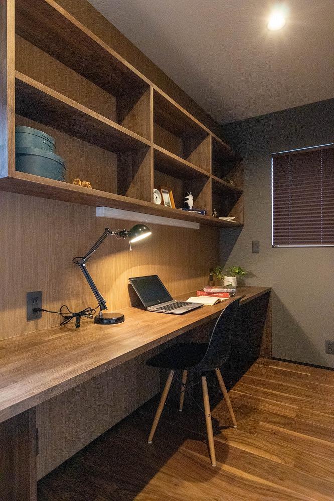 ワークスペースに幅広のカウンターデスク。本棚も充実