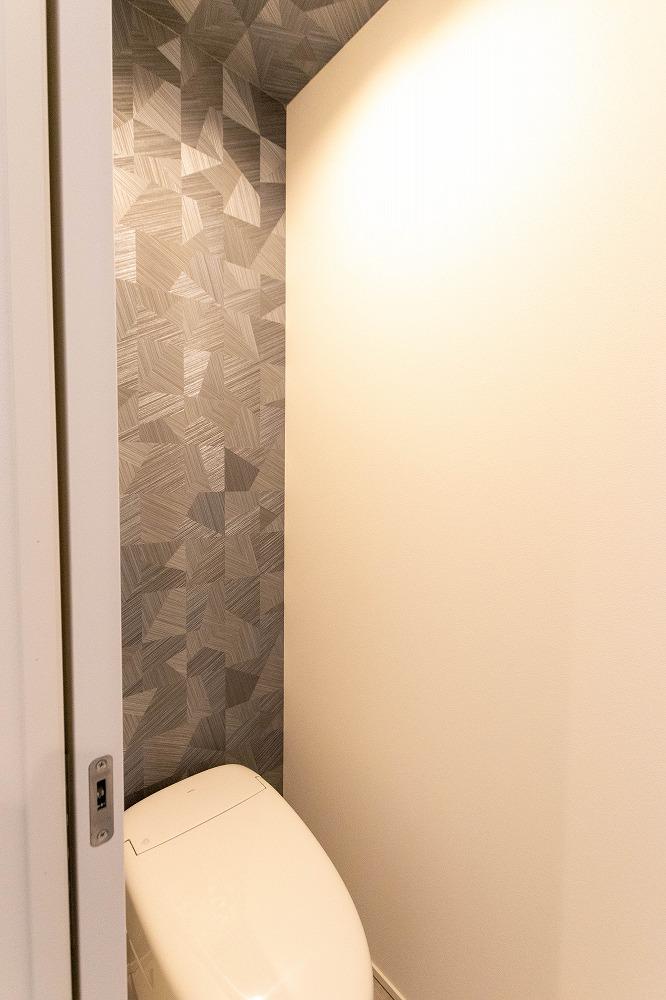 トイレの壁紙も素敵です!小さな空間で遊びをプラス。