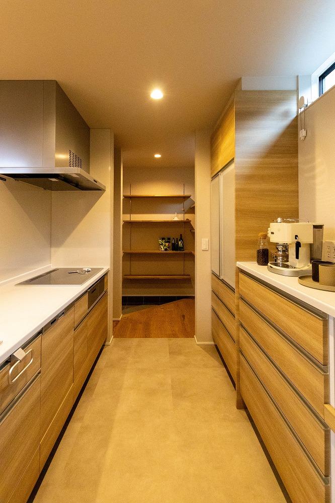 玄関からパントリーを経てキッチンへつながる家事ラク動線。