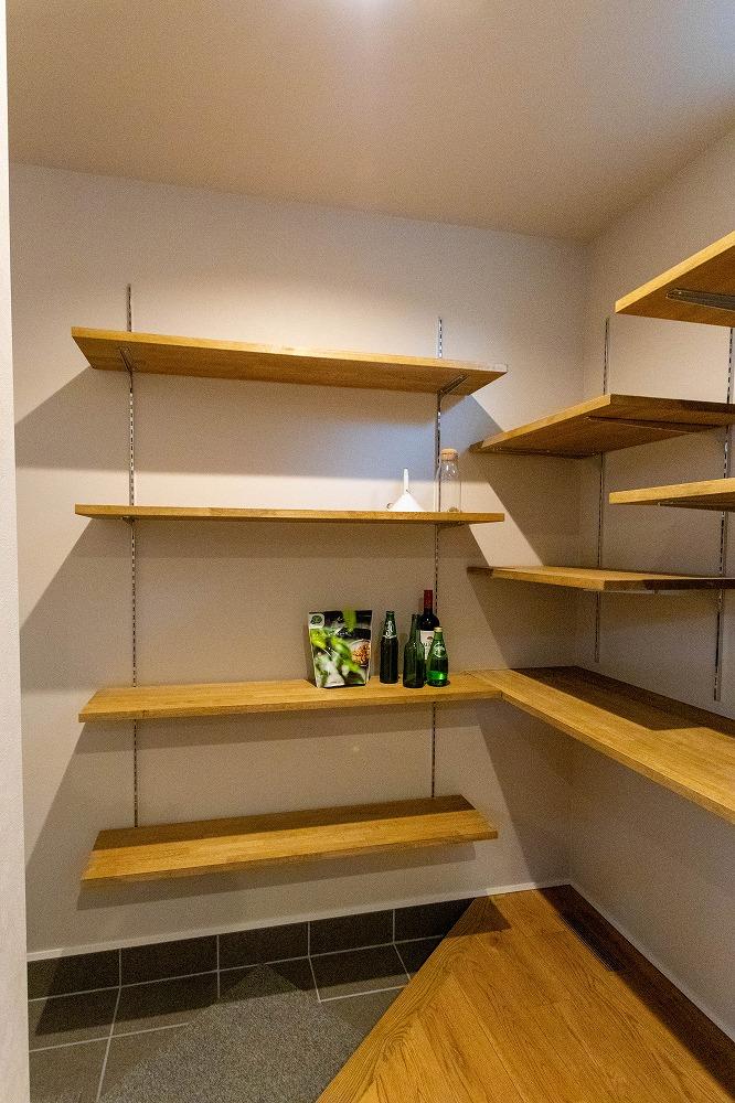 キッチン横のパントリー。収納力バツグン。