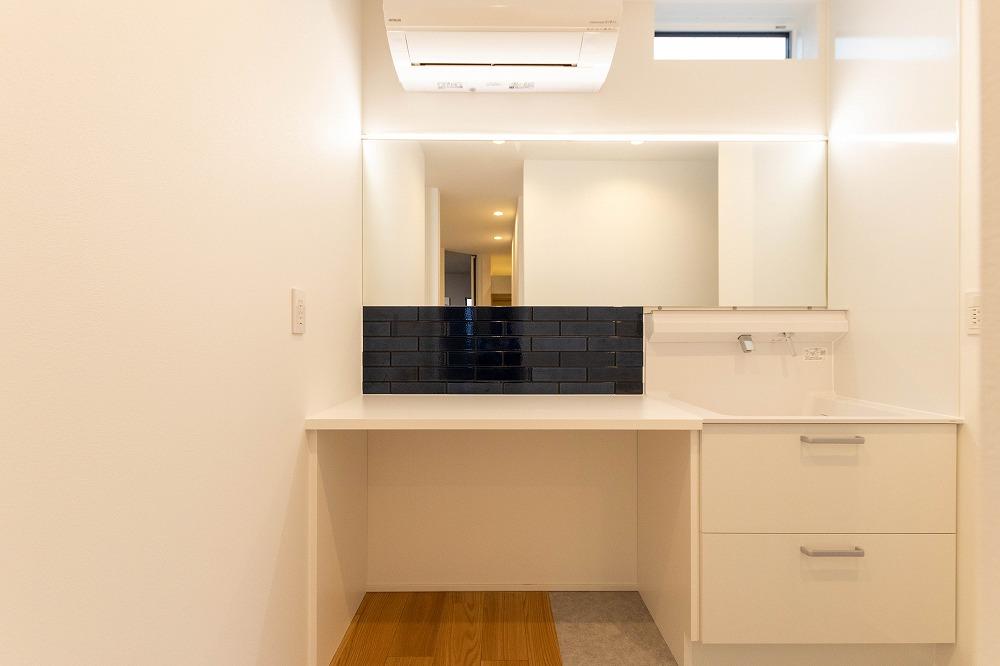 2階にも洗面スペースを。2人同時に使っても余裕があります。ネイビーのタイルがアクセント。