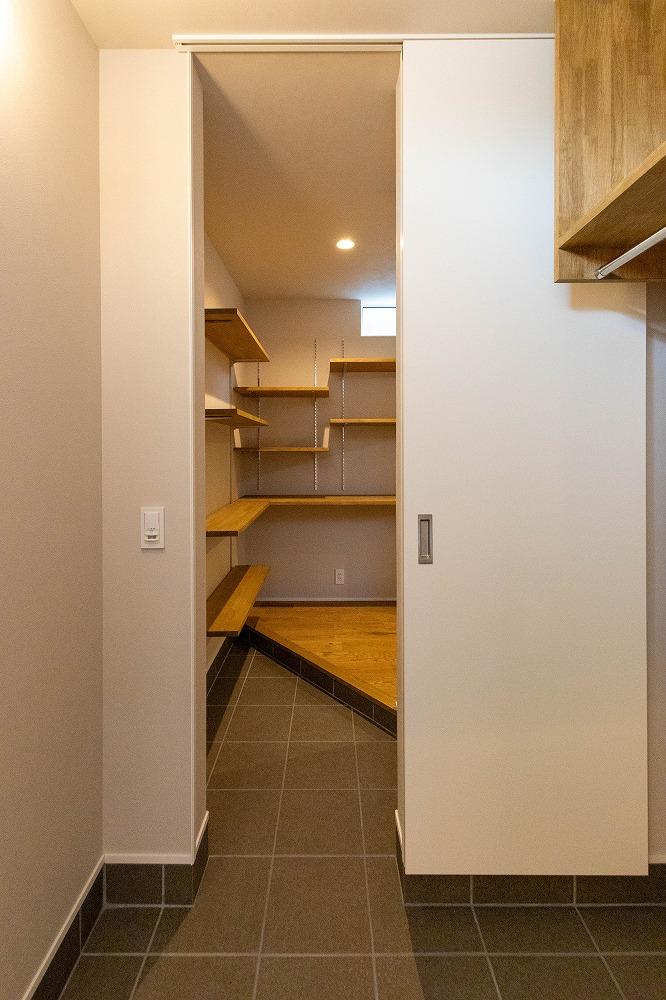 玄関土間の奥、扉を開けるとパントリー。